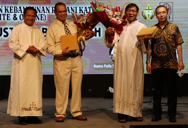 Penyerahan plakat  dan ucapan terima kasih kpd Rm Felix dan Pak Benyamin-PAKAI